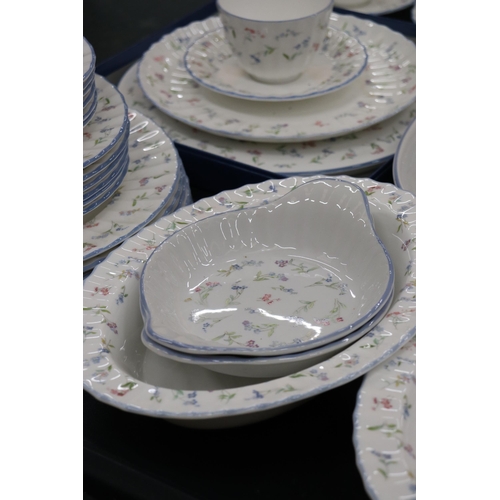 172 - A ROYAL WORCESTER 'FORGET ME NOT' DINNER SERVICE TO INCLUDE VARIOUS SIZES OF PLATES, BOWLS, SERVING ... 