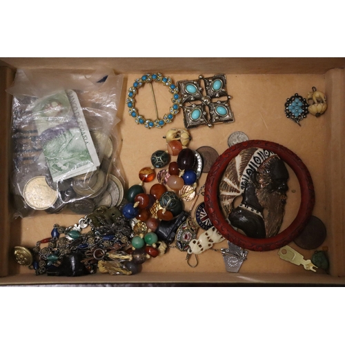 181 - A QUANTITY OF COSTUME JEWELLERY TO INCLUDE WATCHES, BROOCHES, RINGS, A BAG OF COINS, ETC PLUS A JEWE... 