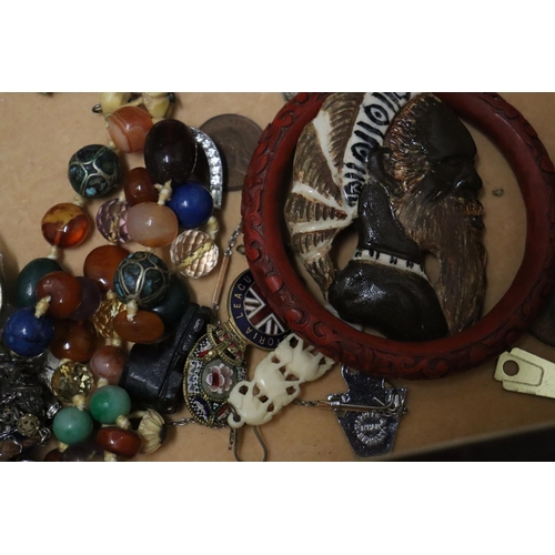 181 - A QUANTITY OF COSTUME JEWELLERY TO INCLUDE WATCHES, BROOCHES, RINGS, A BAG OF COINS, ETC PLUS A JEWE... 