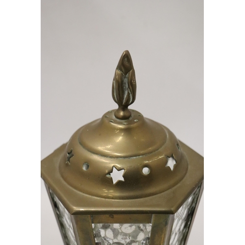 190 - A VINTAGE BRASS, LANTERN STYLE LAMP, HEIGHT 29CM