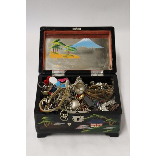 195 - A VINTAGE JAPANESE LACQUERED JEWELLERY BOX WITH A QUANTITY OF COSTUME JEWELLERY