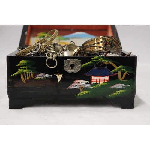 195 - A VINTAGE JAPANESE LACQUERED JEWELLERY BOX WITH A QUANTITY OF COSTUME JEWELLERY