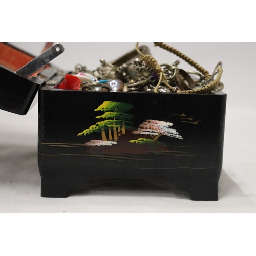 195 - A VINTAGE JAPANESE LACQUERED JEWELLERY BOX WITH A QUANTITY OF COSTUME JEWELLERY