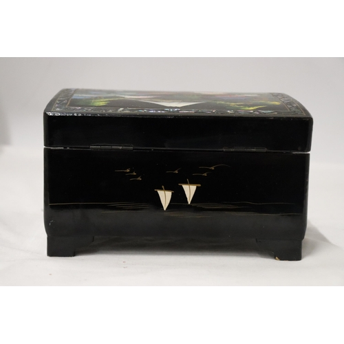 195 - A VINTAGE JAPANESE LACQUERED JEWELLERY BOX WITH A QUANTITY OF COSTUME JEWELLERY