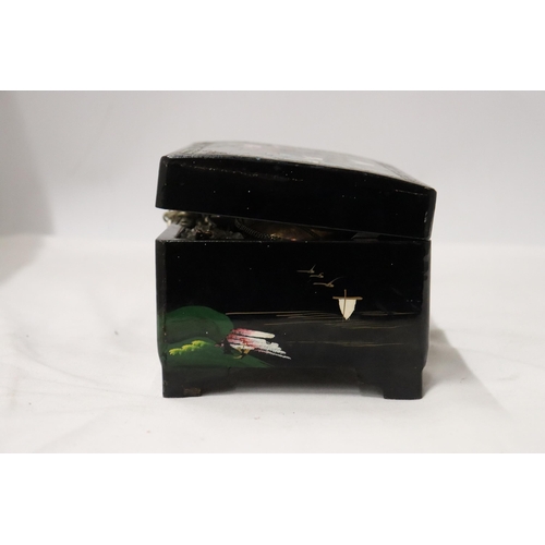 195 - A VINTAGE JAPANESE LACQUERED JEWELLERY BOX WITH A QUANTITY OF COSTUME JEWELLERY