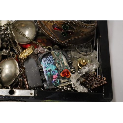 195 - A VINTAGE JAPANESE LACQUERED JEWELLERY BOX WITH A QUANTITY OF COSTUME JEWELLERY