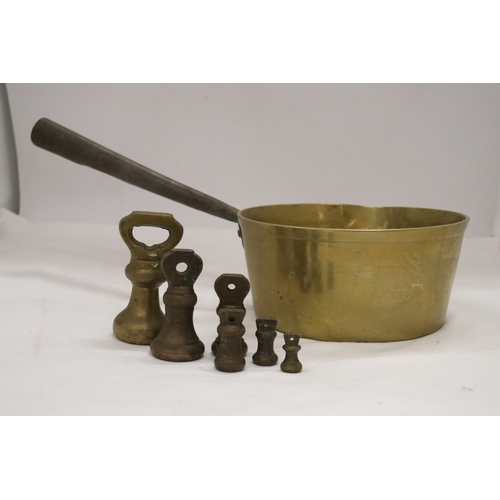 200 - A VINTAGE BRASS PAN AND A SET OF GRADUATED BRASS WEIGHTS