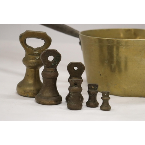 200 - A VINTAGE BRASS PAN AND A SET OF GRADUATED BRASS WEIGHTS