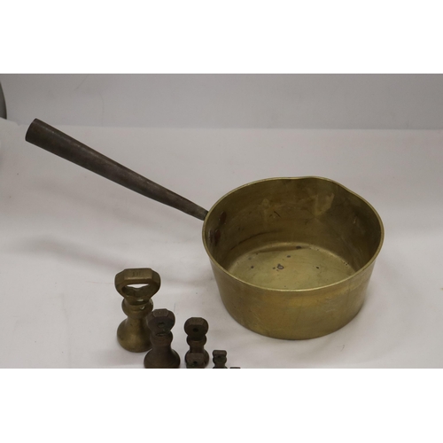 200 - A VINTAGE BRASS PAN AND A SET OF GRADUATED BRASS WEIGHTS