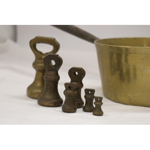 200 - A VINTAGE BRASS PAN AND A SET OF GRADUATED BRASS WEIGHTS