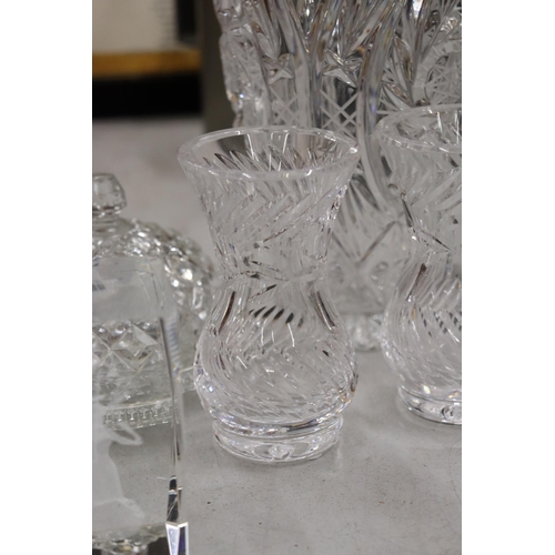 202 - A QUANTITY OF GLASSWARE TO INCULDE RING TRINKET, CANDLESTICK, COUNTRY ARTIST CRYSTAL TREASURES ETC