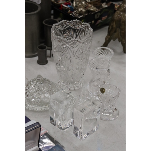 202 - A QUANTITY OF GLASSWARE TO INCULDE RING TRINKET, CANDLESTICK, COUNTRY ARTIST CRYSTAL TREASURES ETC