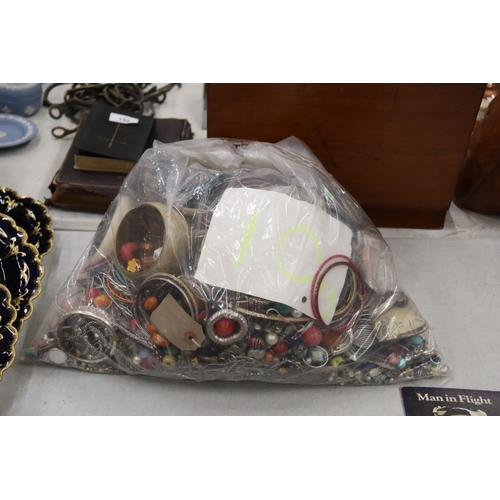 207 - A LARGE QUANTITY OF MIXED COSTUME JEWELLERY AND BEADS / 10KG TOTAL