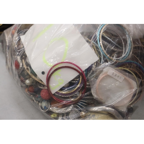 207 - A LARGE QUANTITY OF MIXED COSTUME JEWELLERY AND BEADS / 10KG TOTAL