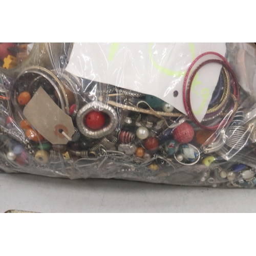 207 - A LARGE QUANTITY OF MIXED COSTUME JEWELLERY AND BEADS / 10KG TOTAL