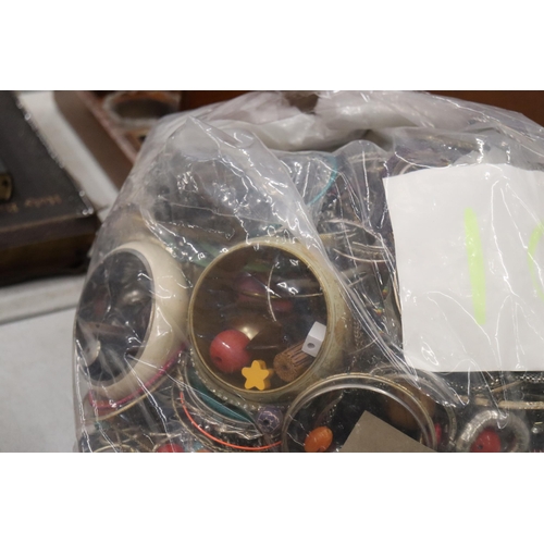 207 - A LARGE QUANTITY OF MIXED COSTUME JEWELLERY AND BEADS / 10KG TOTAL