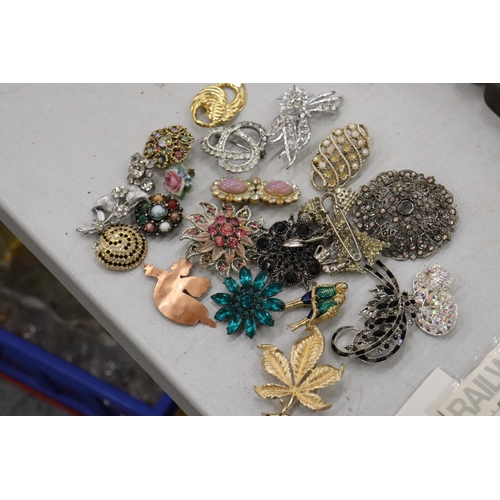 208 - A QUANTITY OF VINTAGE BROOCHES - 21 IN TOTAL