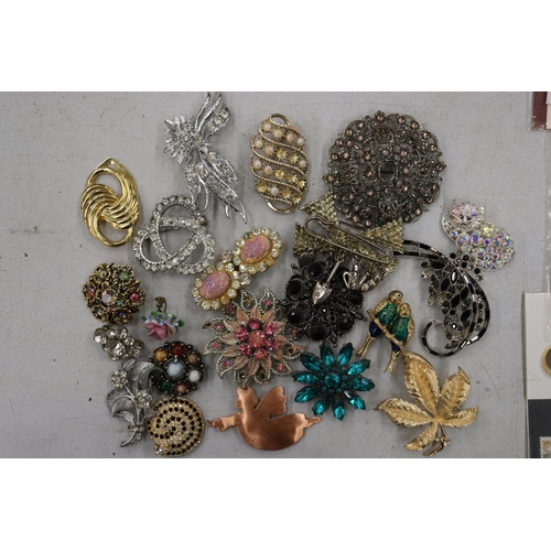 208 - A QUANTITY OF VINTAGE BROOCHES - 21 IN TOTAL