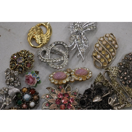 208 - A QUANTITY OF VINTAGE BROOCHES - 21 IN TOTAL