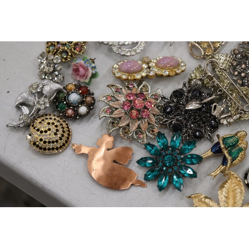 208 - A QUANTITY OF VINTAGE BROOCHES - 21 IN TOTAL