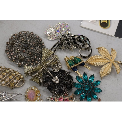 208 - A QUANTITY OF VINTAGE BROOCHES - 21 IN TOTAL