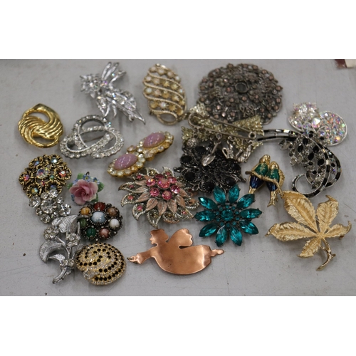 208 - A QUANTITY OF VINTAGE BROOCHES - 21 IN TOTAL