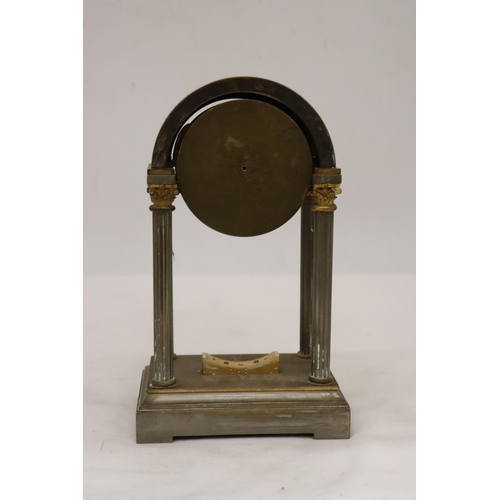 212 - A VINTAGE BRASS EFFECT FRENCH STYLE MANTEL CLOCK WITH COLUMN DETAIL