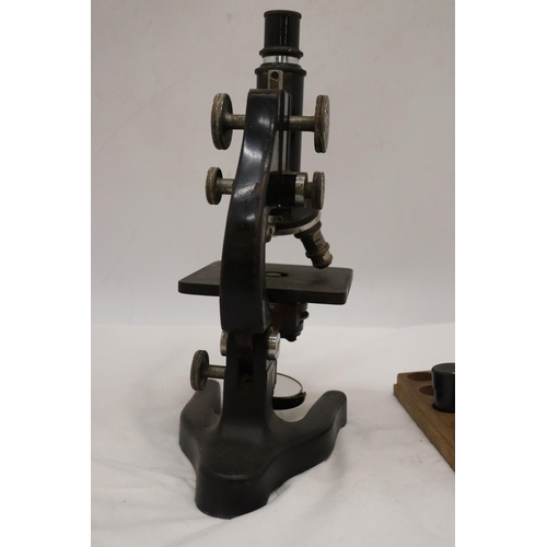 225 - AN ERNST LEITZ WETZLAR MICROSCOPE, NO. 324603, WITH WOOD TRAY AND SPARE LENS