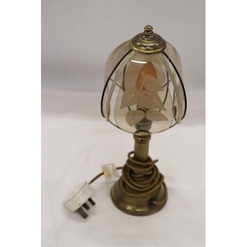 280 - A VINTAGE FOUR PANEL SHADED BRASS LAMP (WORKING AT TIME OF CATALOGING) NO WARRANTIES GIVEN