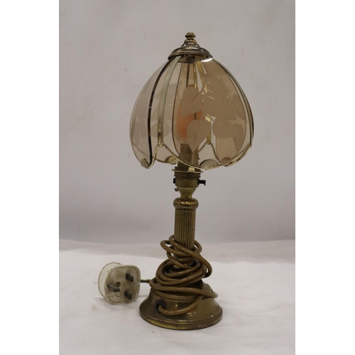 280 - A VINTAGE FOUR PANEL SHADED BRASS LAMP (WORKING AT TIME OF CATALOGING) NO WARRANTIES GIVEN