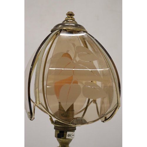 280 - A VINTAGE FOUR PANEL SHADED BRASS LAMP (WORKING AT TIME OF CATALOGING) NO WARRANTIES GIVEN