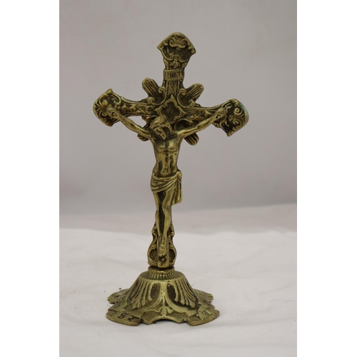 281 - A HEAVY BRASS CROSS - 21.5 CM (H)