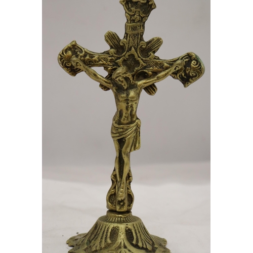 281 - A HEAVY BRASS CROSS - 21.5 CM (H)