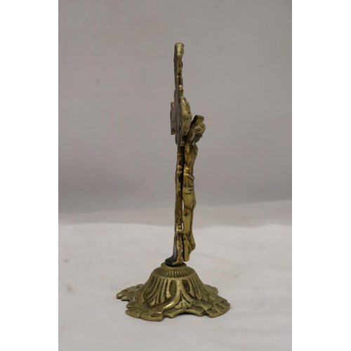 281 - A HEAVY BRASS CROSS - 21.5 CM (H)