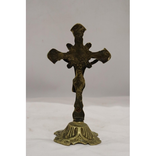 281 - A HEAVY BRASS CROSS - 21.5 CM (H)