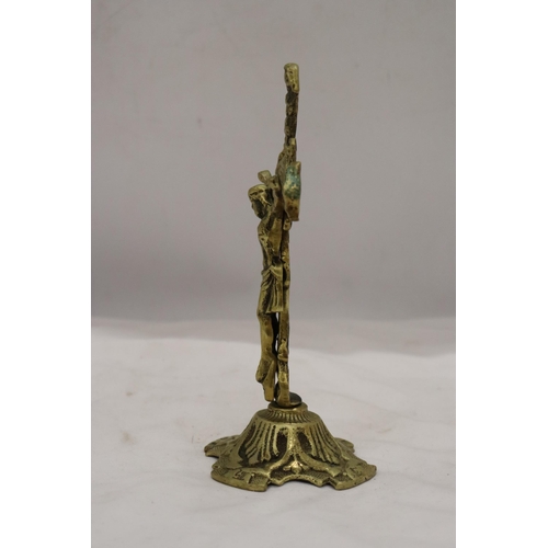 281 - A HEAVY BRASS CROSS - 21.5 CM (H)