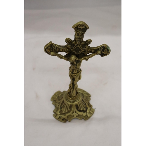 281 - A HEAVY BRASS CROSS - 21.5 CM (H)