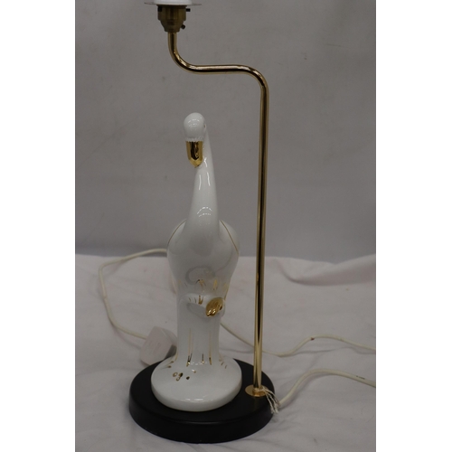 296 - A CERAMIC WHITE AND GOLD STORK LAMP, WORKING AT TIME OF CATALOGUING, NO WARRANTY GIVEN, HEIGHT 47CM