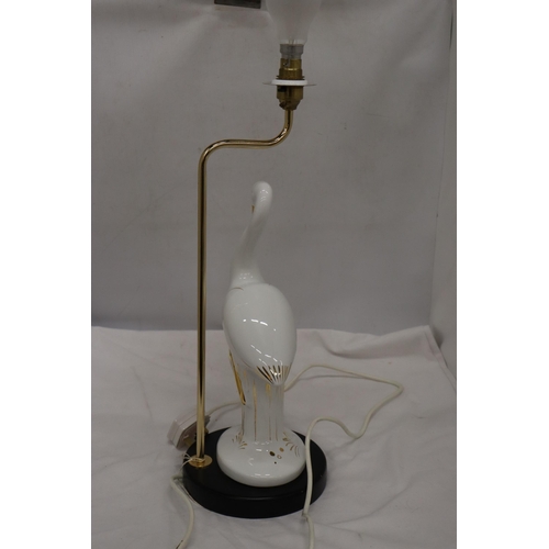 296 - A CERAMIC WHITE AND GOLD STORK LAMP, WORKING AT TIME OF CATALOGUING, NO WARRANTY GIVEN, HEIGHT 47CM