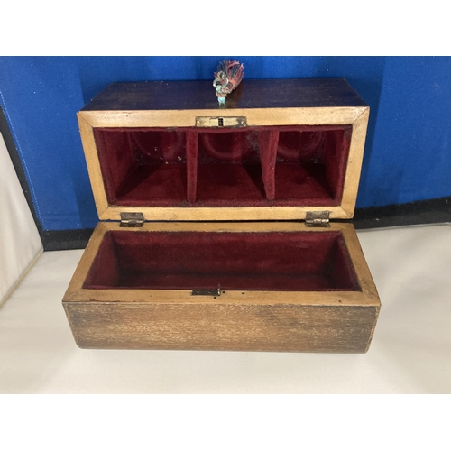 2 - A VINTAGE LINED WOODEN CHEST WITH THREE CRANBERRY GLASS BOTTLES COMPLETE WITH KEY