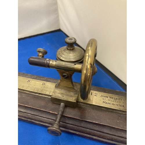 20 - A VINTAGE BRASS YARN STRENGTH TESTER BY JOHN NESBITT LTD, 42 MARKET STREET, MANCHESTER ON A WOODEN B... 