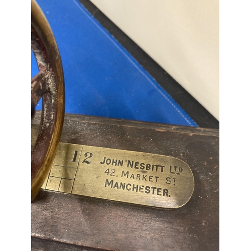 20 - A VINTAGE BRASS YARN STRENGTH TESTER BY JOHN NESBITT LTD, 42 MARKET STREET, MANCHESTER ON A WOODEN B... 