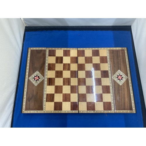 4 - A VINTAGE TRAVELLING CHESS SET COMPLETE WITH TUNBRIDGE STYLE DETAIL