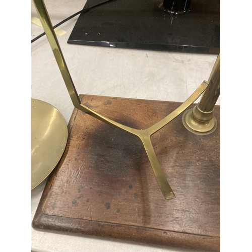 31 - A SET OF BRASS BALANCE SCALES ON A WOODEN BASE  WITH WEIGHTS W & T AVERY