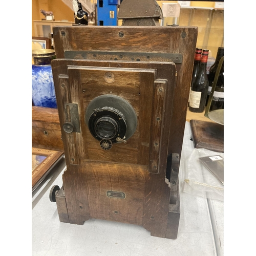 32 - A VINTAGE MAGIC LANTERN PROJECTOR