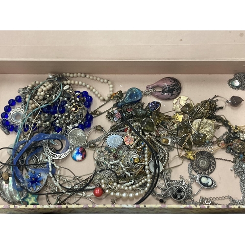 913 - A LARGE COLLECTION OF VINTAGE COSTUME JEWELLERY NECKLACES TO INCLUDE SOME SILVER