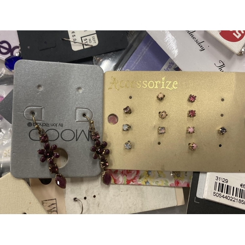 916 - A LARGE QUANTITY OF COSTUME JEWELLERY EARRINGS