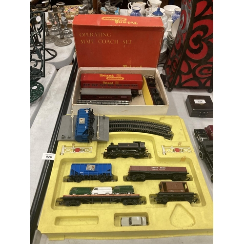 925 - A 1960'S TRIANG TRAIN SET AND A TRIANG MAIL COACH SET