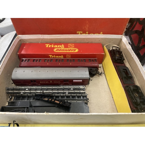 925 - A 1960'S TRIANG TRAIN SET AND A TRIANG MAIL COACH SET