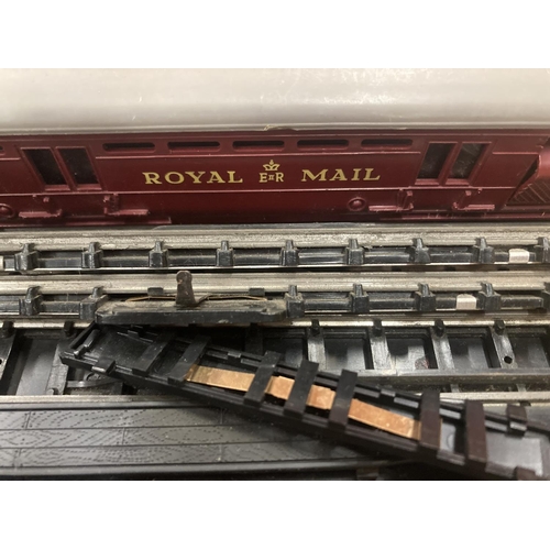 925 - A 1960'S TRIANG TRAIN SET AND A TRIANG MAIL COACH SET